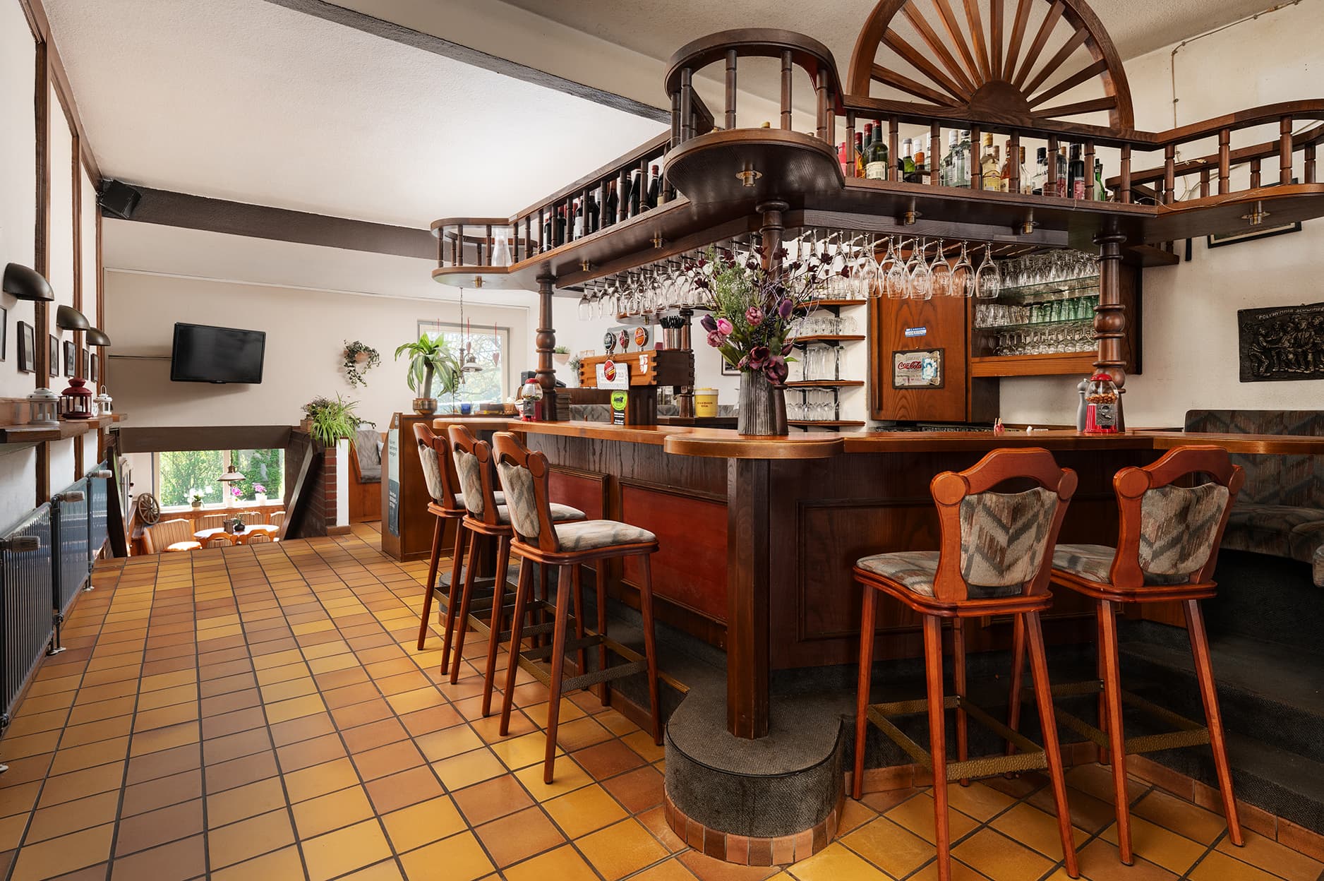 Restaurant-Bereich mit Tischen und Stühlen